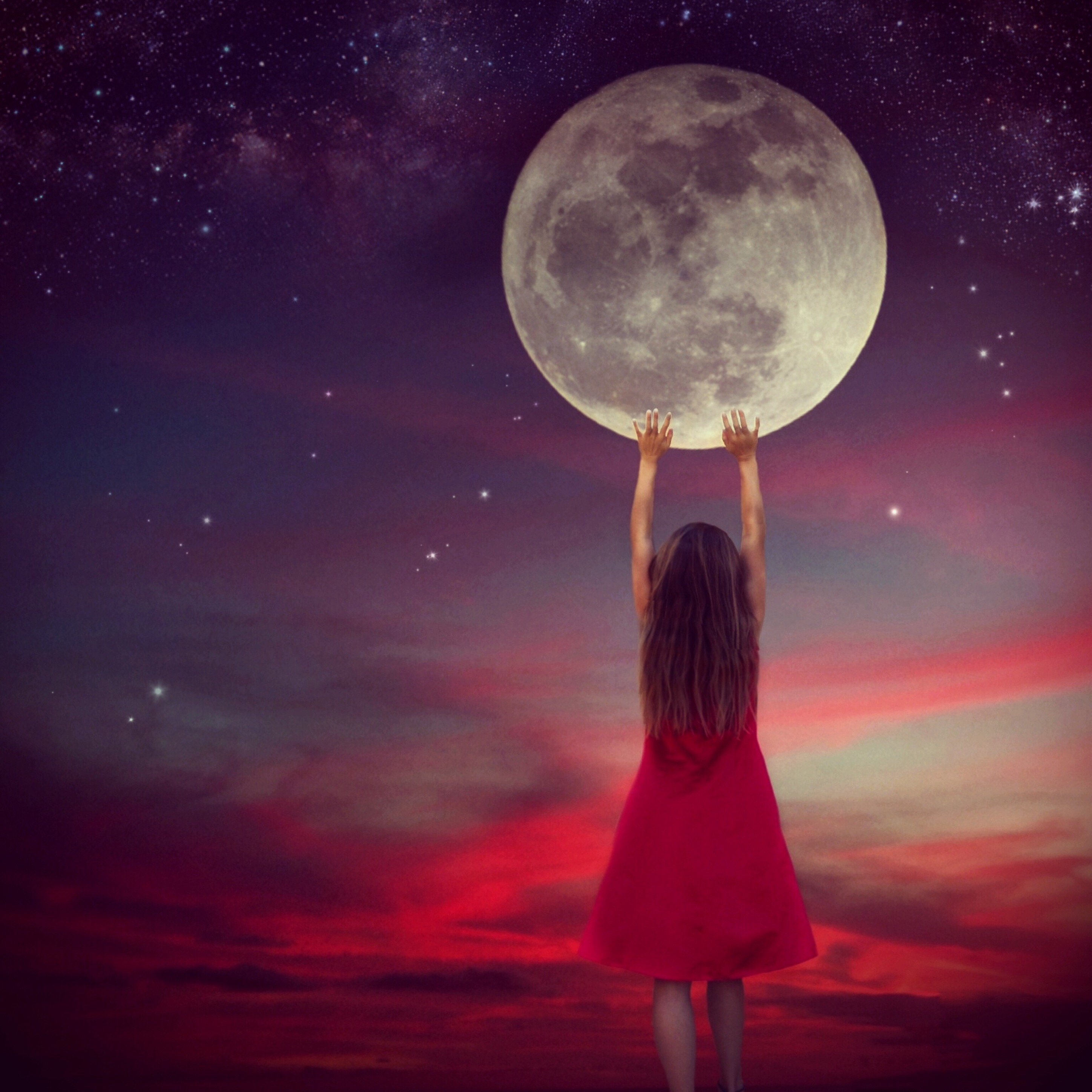 Looking at the moon. Девушка-Луна. Девочка на Луне. Мечтатель. Девочка с луной в руках.